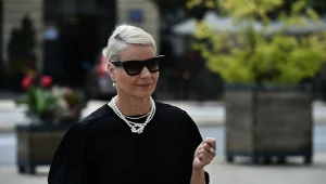 Zapozowała na sofie niczym bogini. Jej spódnica będzie hitem lata