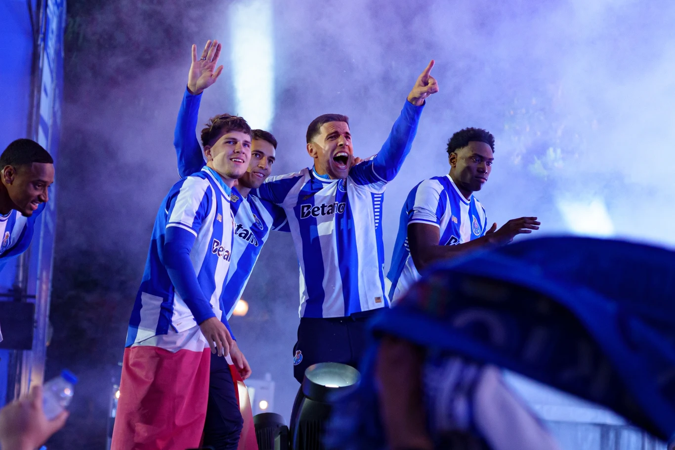 Oskar Pietuszewski, Jakub Kiwior i Jan Bednarek świętujący mistrzostwo Portugalii dla FC Porto Oskar Pietuszewski, Jakub Kiwior i Jan Bednarek w strojach FC Porto świętują mistrzostwo Portugalii na stadionie.