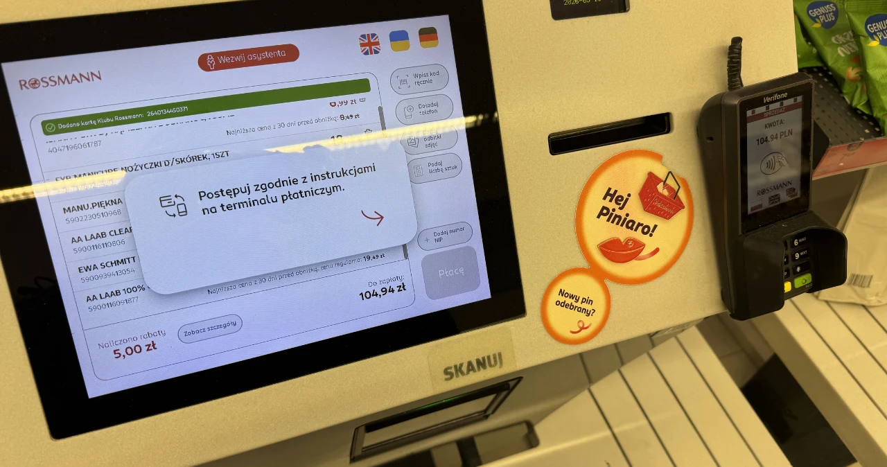 Perfumy 1+1 w Rossmannie wywołały zamieszanie. Są problemy z promocją Samoobsługowa kasa Rossmann z komunikatem o promocji i terminalem płatniczym.