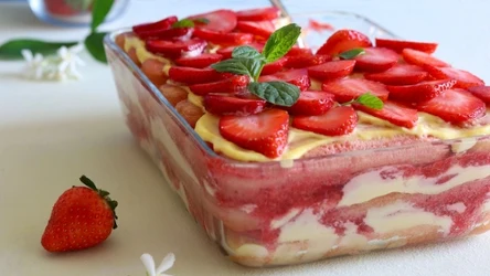 Tiramisu truskawkowe to świetnia propozycja deseru na Dzień Mamy. 