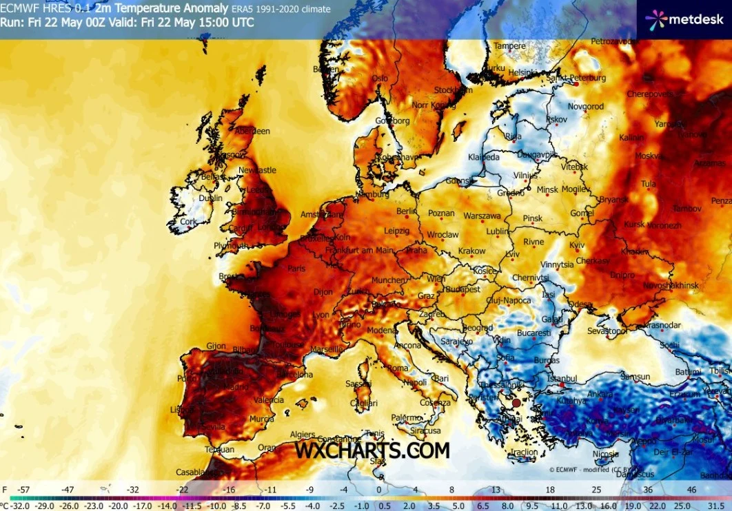Mapa Europy ilustrująca anomalię temperatury powietrza, z wyraźnie wyższymi niż zwykle temperaturami w zachodniej i środkowej części kontynentu, oraz niższymi wartościami wschodnimi regionami, szczególnie nad Rosją, Ukrainą i Bałkanami.
