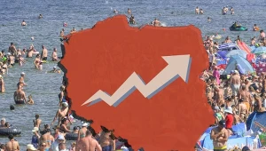 "Wyprzedziliśmy potęgi w branży". Boom turystyczny na Polskę | Na zdjęciu: Turyści na plaży we Władysławowie | Kolaż: Magdalena Piasecka