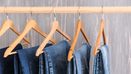 Modny i uniwersalny fason jeansów. Złoty środek pomiędzy wąskimi rurkami, a szerokimi spodniami oversize.