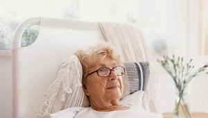 Seniorzy często budzą się w nocy. Te błędy w sypialni mogą pogarszać sen