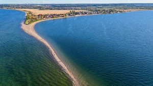 Półwysep kaszubskiego wybrzeża Bałtyku. Znajduje się 20 minut od Gdyni 