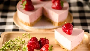 Ten truskawkowy tort bez pieczenia zachwyca smakiem i strukturą
