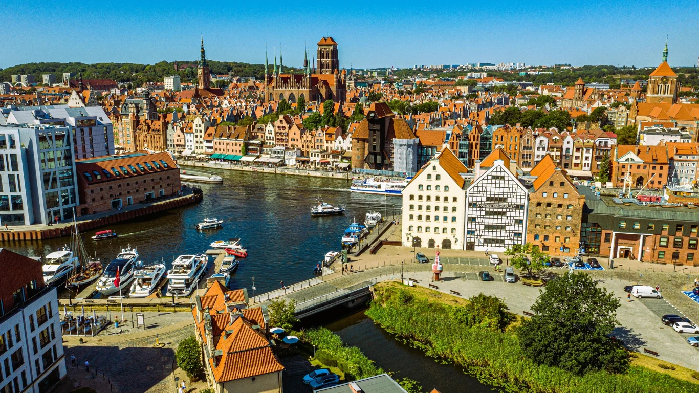 W Gdańsku jest wiele punktów widokowych oferujących zjawiskowe widoki na miasto Przepiękna panorama Gdańska z Motławą i Mariną, otoczona zabytkowymi kamienicami, charakterystycznymi spichlerzami oraz gotycką Bazyliką Mariacką w tle.