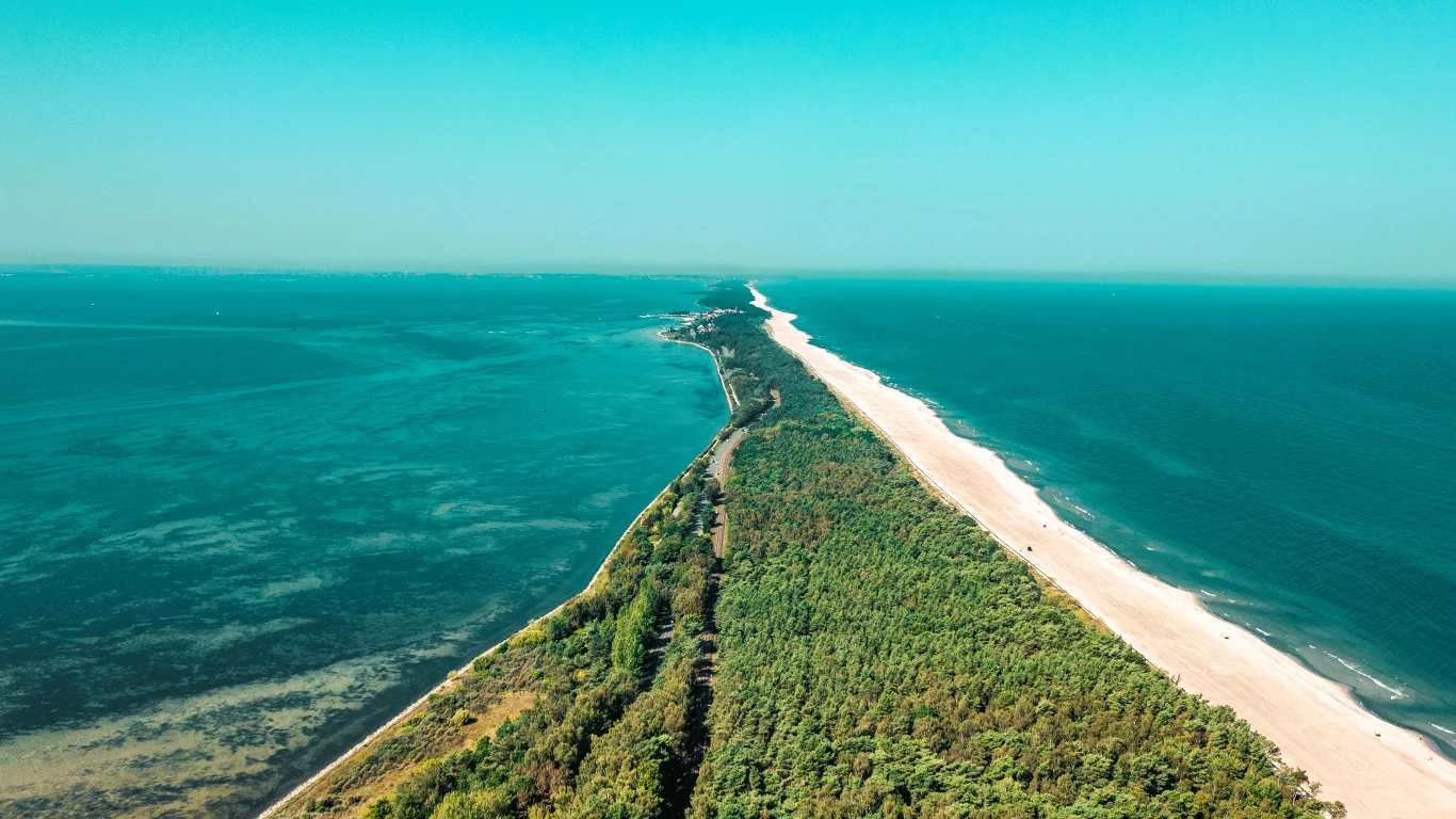 Gdańsk to świetna baza wypadowa na szlaki rowerowe. Warto wybrać się m.in. na Półwysep Helski Wąski pas zielonego lasu oddzielający szeroką, piaszczystą plażę od rozległego, lazurowego morza.
