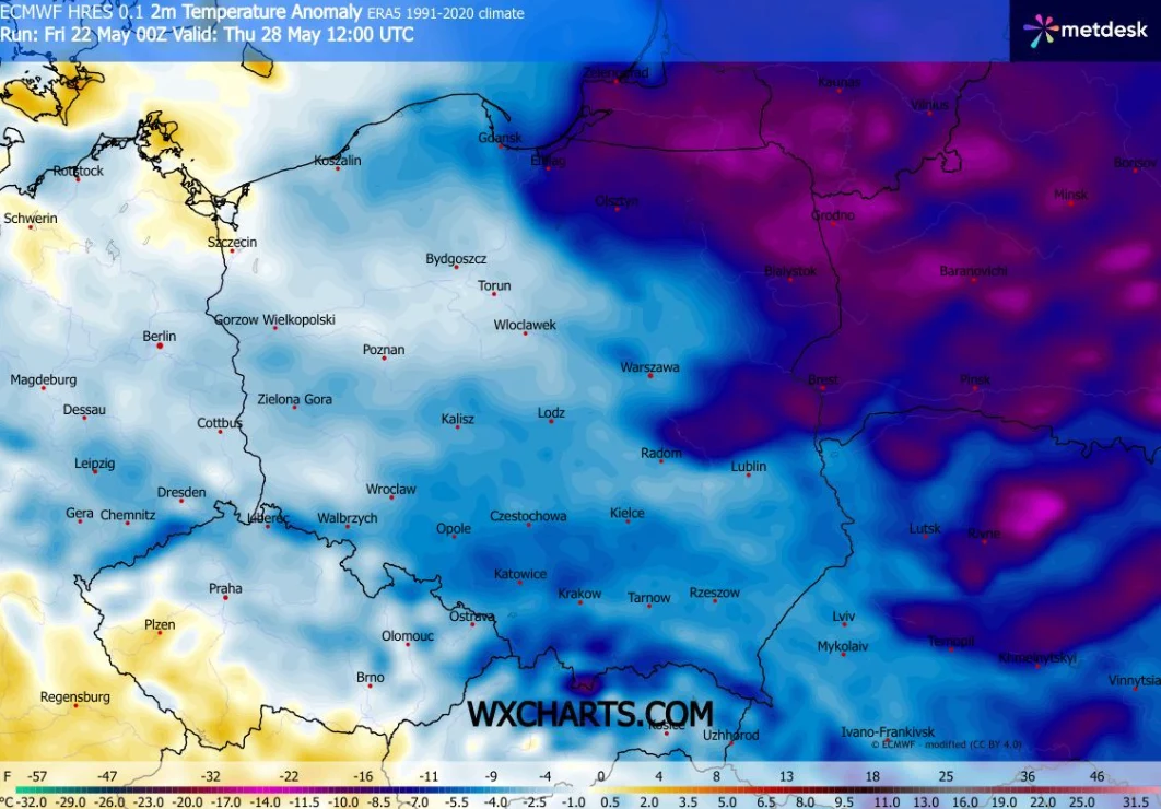 Mapa Polski z zaznaczonymi anomaliami temperatury, gdzie wschodnia i północno-wschodnia część kraju pokryta jest intensywnym odcieniem fioletu wskazującym na znacznie obniżoną temperaturę względem normy, a zachodnie regiony mają łagodniejsze odcienie n...