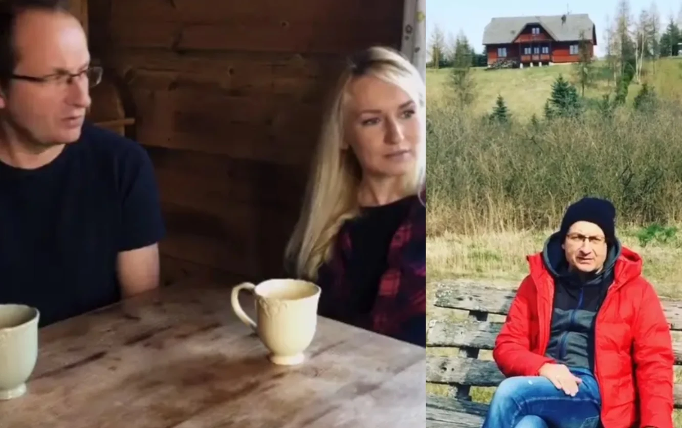 Dwie osoby siedzące przy drewnianym stole z kubkami oraz mężczyzna w czerwonej kurtce na ławce w plenerze, w tle drewniany dom na wzgórzu.