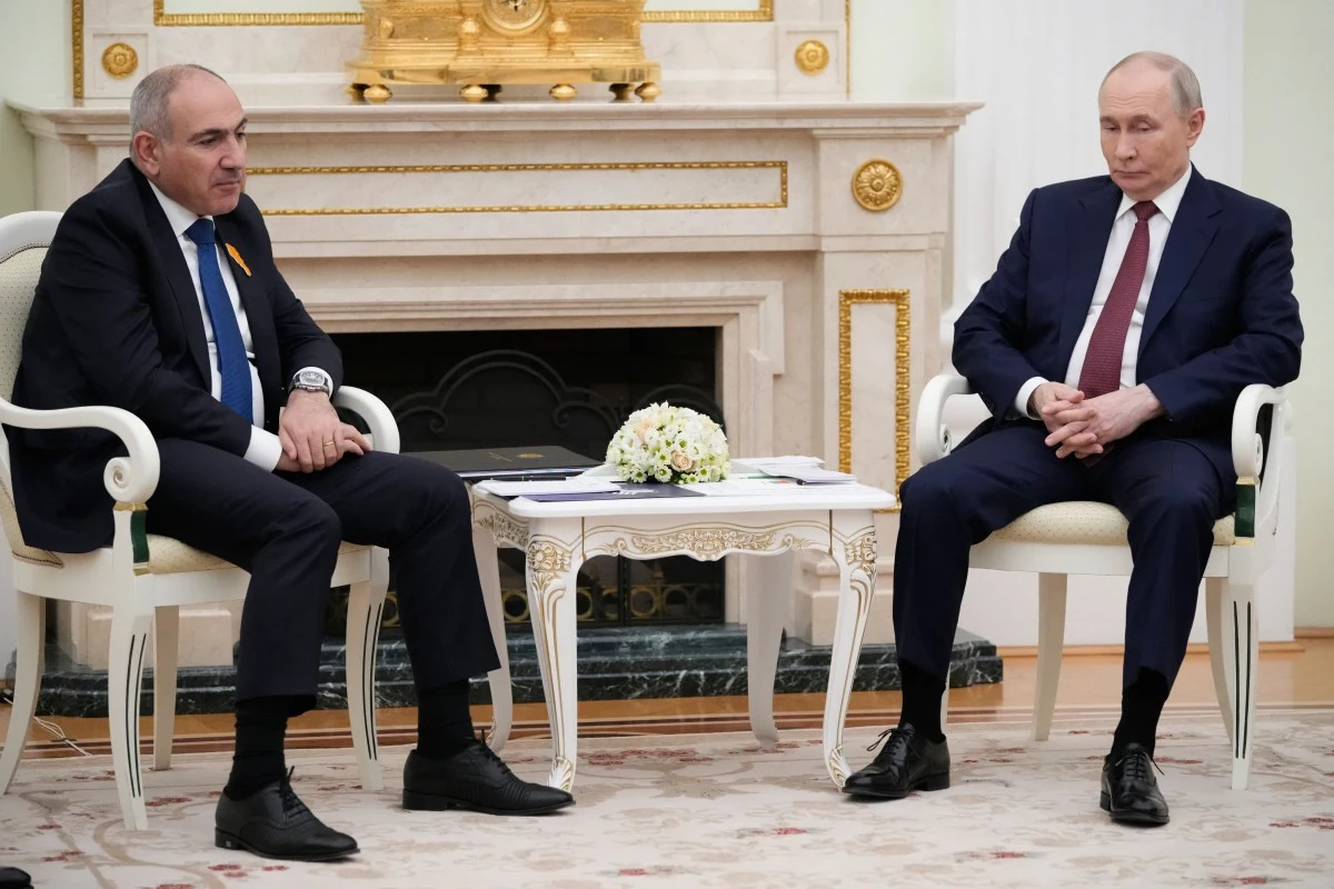 Nikol Paszynian i Władimir Putin podczas rozmów w Moskwie Nikol Paszynian i Władimir Putin podczas rozmowy przy ozdobnym stoliku w Moskwie, na tle kominka.