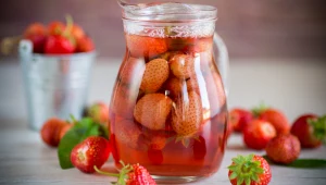 Domowy kompot bez cukru jest znacznie zdrowszy od soku