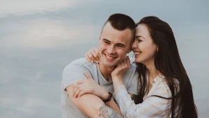 Zakochują się od pierwszego wejrzenia. Te znaki zodiaku oddają serce bez wahania