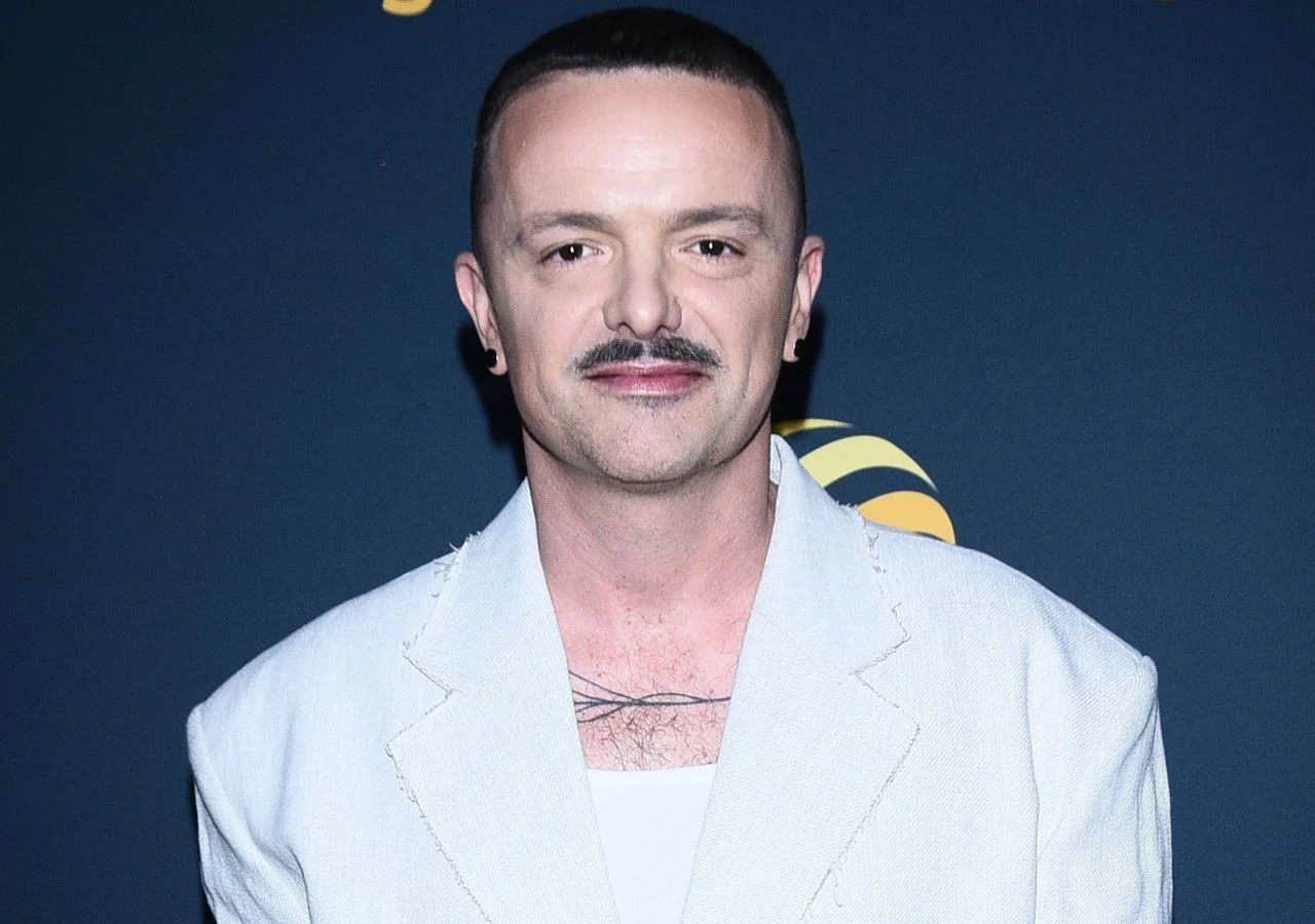 Maciej Zakliczyński Maciej Zakliczyński, choreograf programów Taniec z gwiazdami oraz Twoja twarz brzmi znajomo, w białej marynarce.