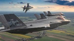 MON opublikował spektakularny film. Grupa F-35 leci nad Polską