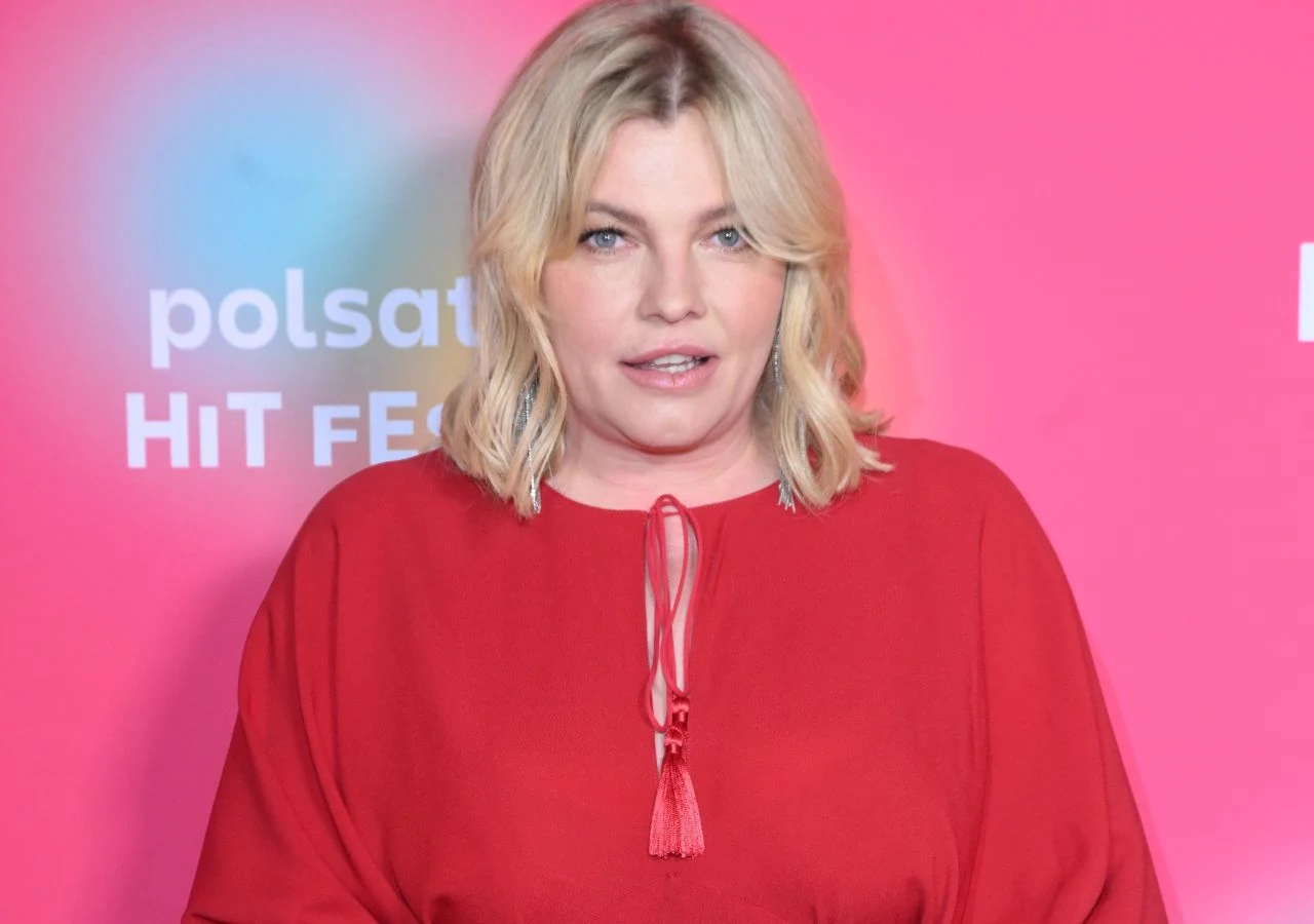 Ania Dąbrowska na Polsat Hit Festiwal 2026 Ania Dąbrowska na Polsat Hit Festiwal 2026. Ma na sobie czerwoną sukienkę z frędzlami.