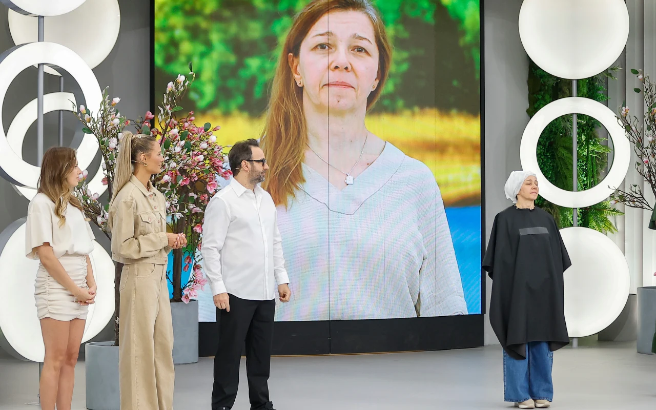 Metamorfoza widzki w "halo tu polsat" Studio telewizyjne z ekranem ze zdjęciem bohaterki metamorfozy. Z przodu stoją styliści oraz widzka