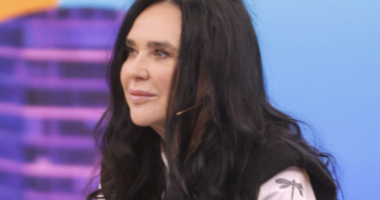 Ewa Krawczyk rozmawia z mężem przy drzewie w ogrodzie. 'Patrzysz i widzisz, że dbam'