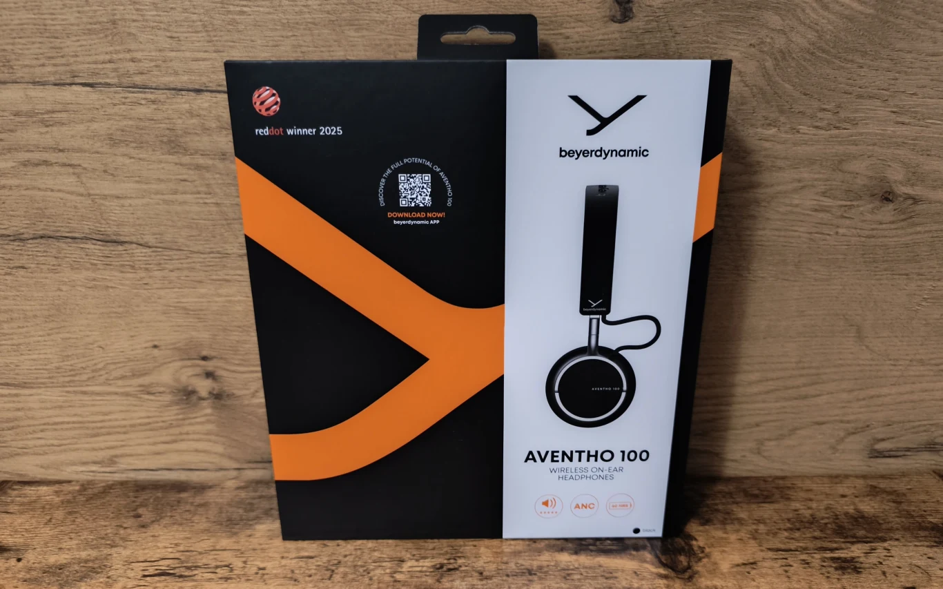 Beyerdynamic Aventho 100 Opakowanie słuchawek beyerdynamic Aventho 100 z widocznym logo, nazwą modelu i pomarańczowym motywem na czarnym tle.