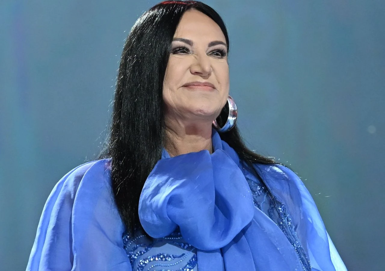 Kayah na Polsat Hit Festiwal 2026 Kayah na scenie Polsat Hit Festiwal 2026. Piosenkarka w niebieskiej stylizacji z biżuterią podczas występu w Sopocie.