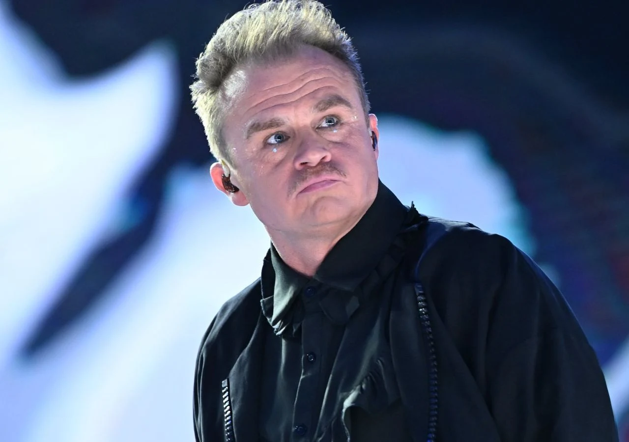 Piotr Rogucki na Polsat Hit Festiwal 2026 Piotr Rogucki na Polsat Hit Festiwal na scenie w Sopocie podczas występu, ubrany w czarny strój.
