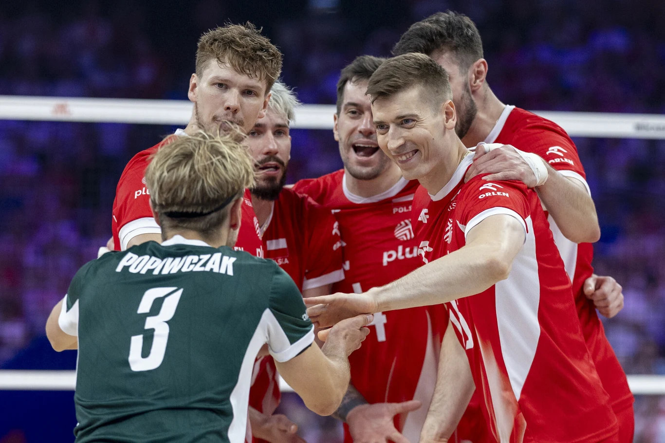 Kamil Semeniuk (z prawej) dołączy do kolegów z reprezentacji dopiero w połowie czerwca Grupa siatkarzy w czerwonych koszulkach świętuje punkt razem z zawodnikiem w zielonej koszulce z nazwiskiem Popiwczak.