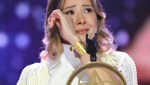 Anna Karwan na scenie Polsat Hit Festiwalu wykonała poruszający utwór Violetty Villas