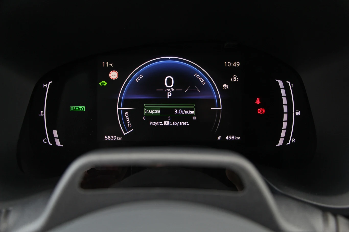 Toyota Aygo X Hybrid ma teraz nowe wskaźniki. Spalanie na poziomie 3 l/100 km w mieście to realnie osiągalny wynik Cyfrowy zestaw wskaźników samochodowych z prędkościomierzem, informacją o zużyciu energii, poziomem paliwa oraz wskaźnikiem zasięgu i pozostałych kilometrów do przejechania.