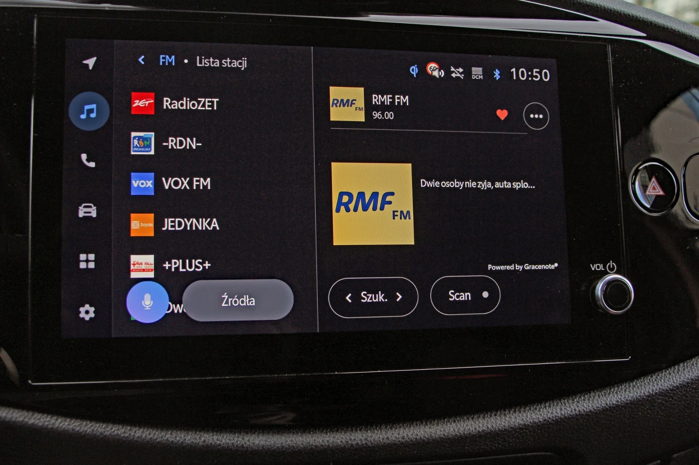 Aygo X Hybrid ma powiększony do 10,5 cala ekran systemu multimedialnego Ekran multimedialny samochodu z wyświetloną listą stacji radiowych, zaznaczonym profilem RMF FM i funkcjami wyboru oraz wyszukiwania stacji.