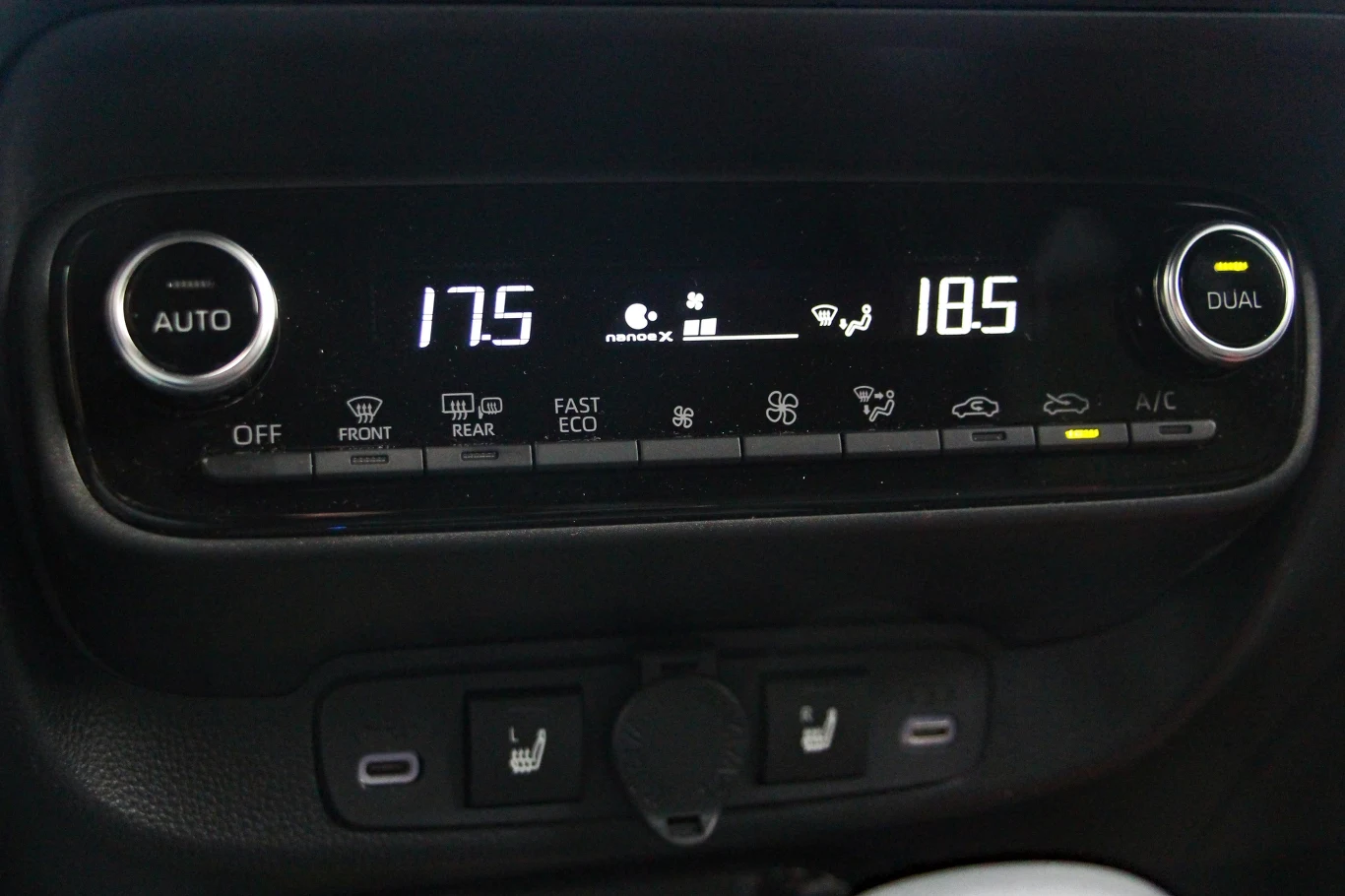 Dwustrefowa klimatyzacja automatyczna to rzadki widok w autach segmentu B, a co dopiero w segmencie A Cyfrowy panel klimatyzacji samochodowej z dwoma ustawieniami temperatury, przyciskami AUTO i DUAL oraz szeregiem ikon do sterowania nawiewem, ogrzewaniem i trybem ECO.