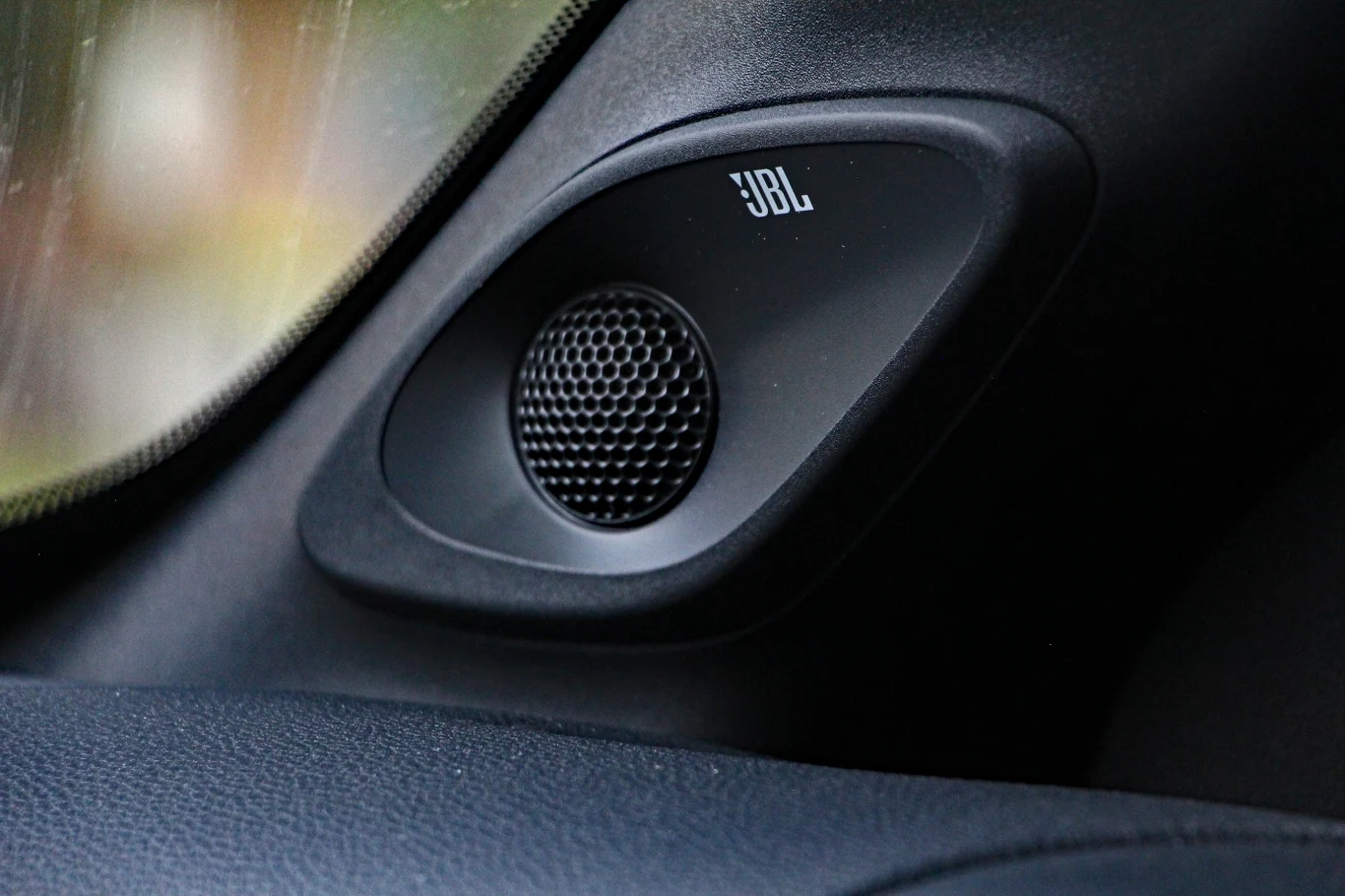 Toyota Aygo X Hybrid głośnik samochodowy marki JBL zamontowany w rogu deski rozdzielczej