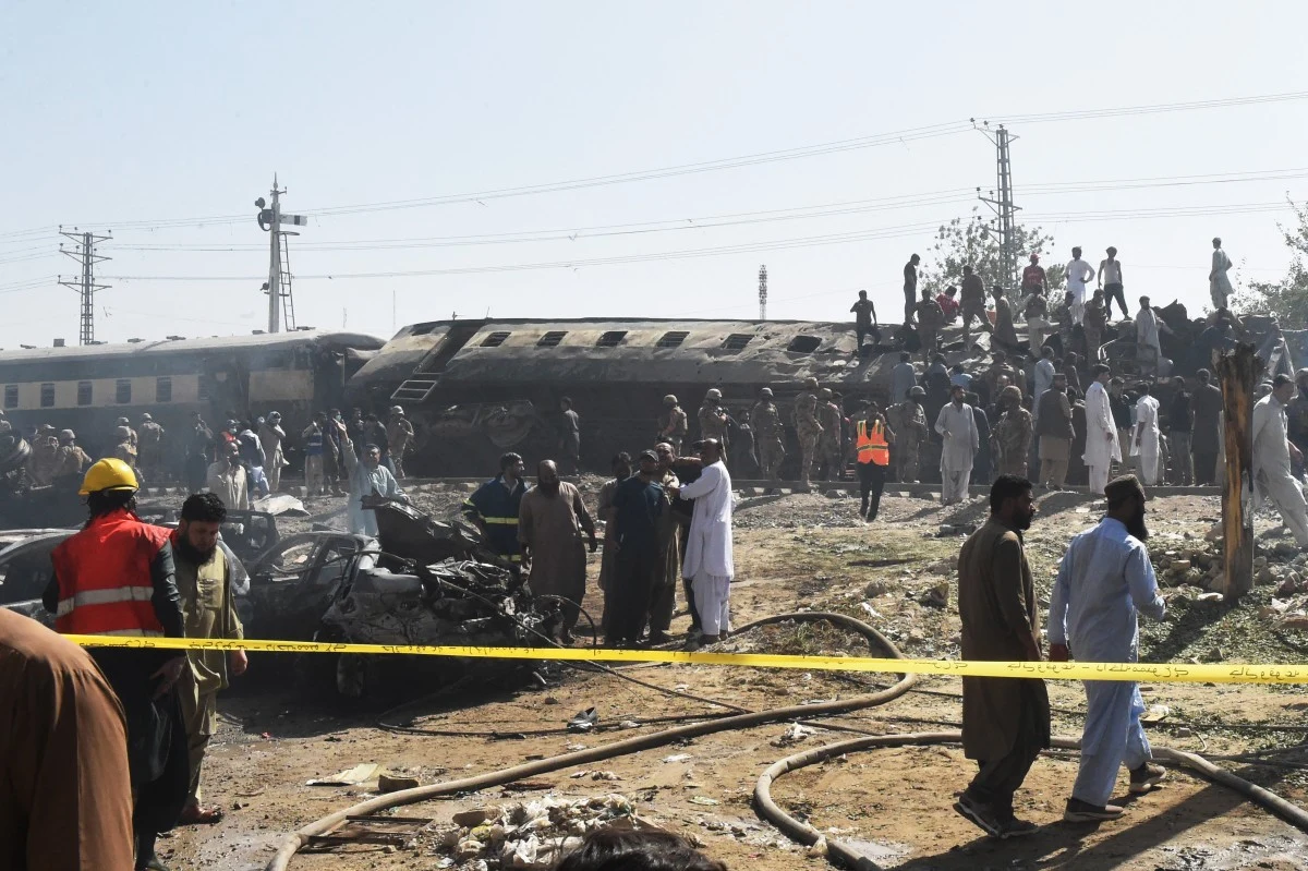 Pakistan. Atak na pociąg w Beludżystanie, kilkadziesiąt ofiar i rannych Skutki ataku na pociąg w Pakistanie.