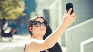 Millenialsa poznasz po... selfie. “Duck face” jest już dawno passe