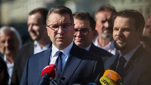 Przemysław Czarnek podczas konferencji prasowej na krakowskim Rynku