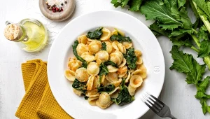 Kluseczki z rzepą brokułową, czyli słynne na całą włoską Apulię orecchiette con cime di rapa