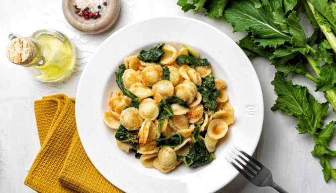 Kluseczki z rzepą brokułową, czyli słynne na całą włoską Apulię orecchiette con cime di rapa