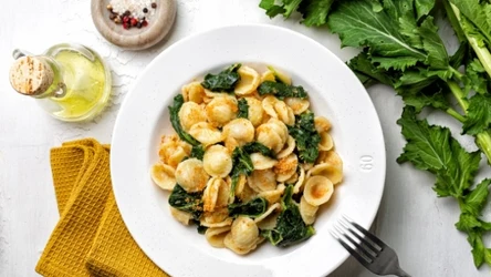 Kluseczki z rzepą brokułową, czyli słynne na całą włoską Apulię orecchiette con cime di rapa