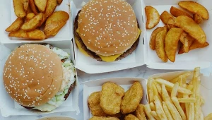 Według badań opublikowanych na łamach „JAMA Neurology” w 2022 r. osoby, które często sięgają po żywność wysokoprzetworzoną, wykazują pogorszenie funkcji poznawczych o 28 proc. i o 25 proc. pogorszenie funkcji wykonawczych.