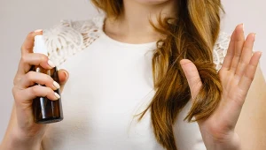 Ochronny spray SPF 50 to coś co z pewnością pomoże ochronić włosy przed słonecznym wysuszeniem