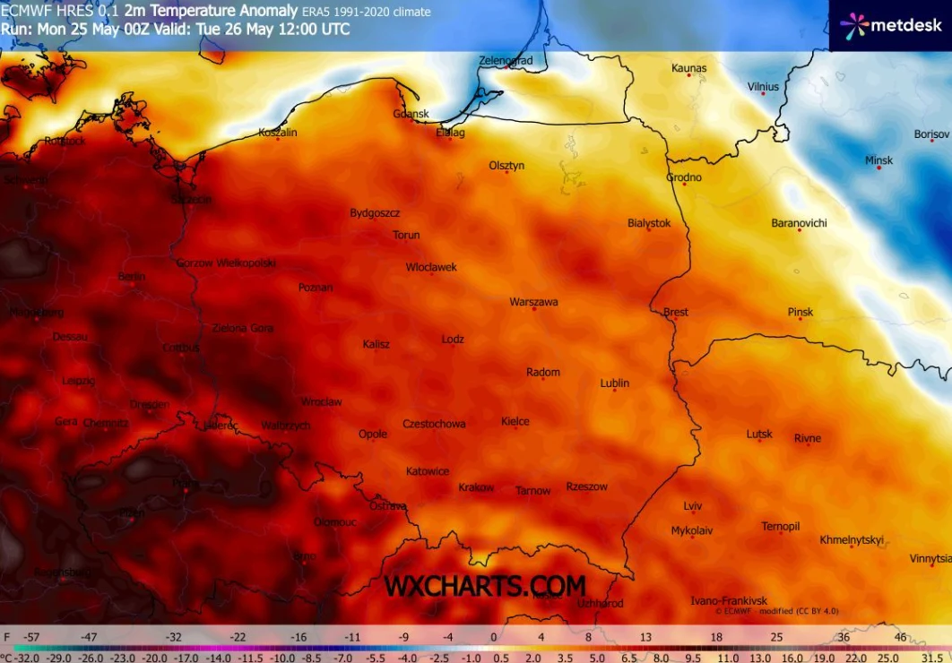 Mapa Polski z zaznaczonymi anomaliami temperatur, pokazująca wyraźnie podwyższone wartości temperatury na większości terytorium kraju, szczególnie w centralnej, zachodniej i południowej części, w odcieniach czerwieni i pomarańczy, z wyraźnym kontrastem...
