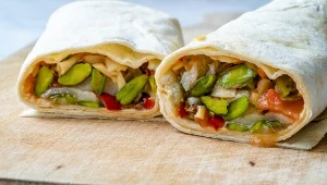 Wegetariański kebab z dodatkiem kotletów sojowych to pyszny pomysł na lunch lub kolację