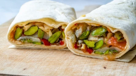 Wegetariański kebab z dodatkiem kotletów sojowych to pyszny pomysł na lunch lub kolację