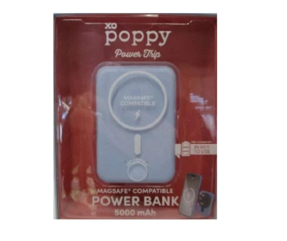 Powerbank XO Poppy MagSafe o pojemności 5000 mAh w kolorze jasnoniebieskim zapakowany w oryginalne, czerwone pudełko z okienkiem eksponującym produkt.