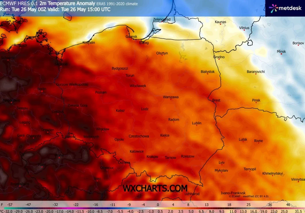 W ciągu dnia na zachodzie możemy zanotować pierwszy w tym roku upał - informuje IMGW Mapa Polski z anomaliami temperatury powietrza, na której przeważają intensywne odcienie czerwieni i pomarańczu, wskazujące na wyraźnie wyższe niż zwykle wartości temperatury na niemal całym obszarze kraju.