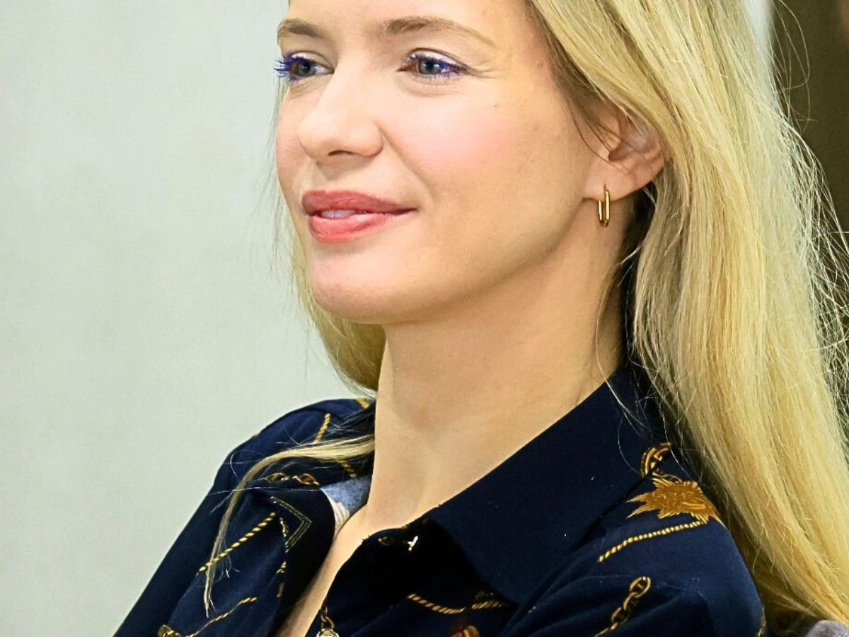 Paulina Gałązka Paulina Gałązka, aktorka i uczestniczka ostatniej edycji programu "Taniec z gwiazdami", w granatowej koszuli.