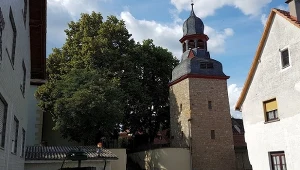 Krzywa wieża w Gau-Weinheim. Niemiecka budowla bije rekordy przechylenia