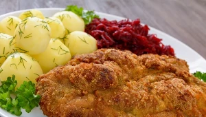 Marynata na bazie mleka sprawia, że schab po smażeniu jest kruchy i soczysty.