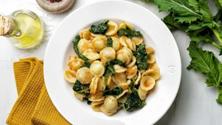 Kluseczki z rzepą brokułową, czyli słynne na całą włoską Apulię orecchiette con cime di rapa