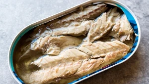 Makrela z puszki może być dobrą przekąską, która dostarcza cennych kwasów omega-3 i białka