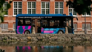 Autonomiczny autobus miał wypadek pierwszego dnia, kiedy na pokład mogli trafić pasażerowie. 